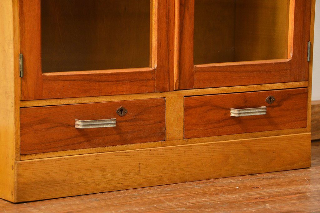 レトロ家具　アンティーク レトロなデザインの小振りな本箱(収納棚、ブックケース)