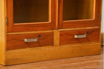 レトロ家具　アンティーク レトロなデザインの小振りな本箱(収納棚、ブックケース)