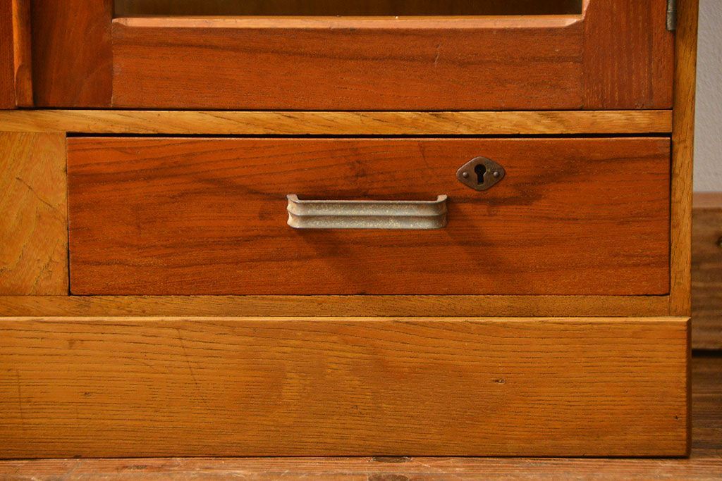 レトロ家具　アンティーク レトロなデザインの小振りな本箱(収納棚、ブックケース)