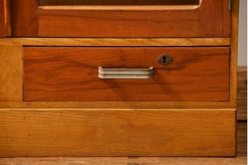 レトロ家具　アンティーク レトロなデザインの小振りな本箱(収納棚、ブックケース)