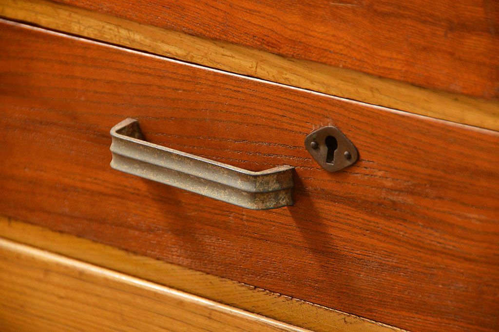 レトロ家具　アンティーク レトロなデザインの小振りな本箱(収納棚、ブックケース)