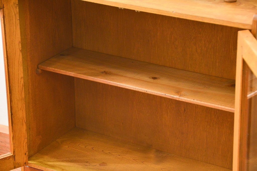 レトロ家具　アンティーク レトロなデザインの小振りな本箱(収納棚、ブックケース)