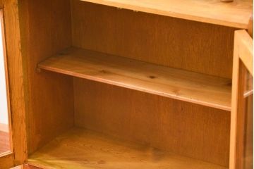 レトロ家具　アンティーク レトロなデザインの小振りな本箱(収納棚、ブックケース)