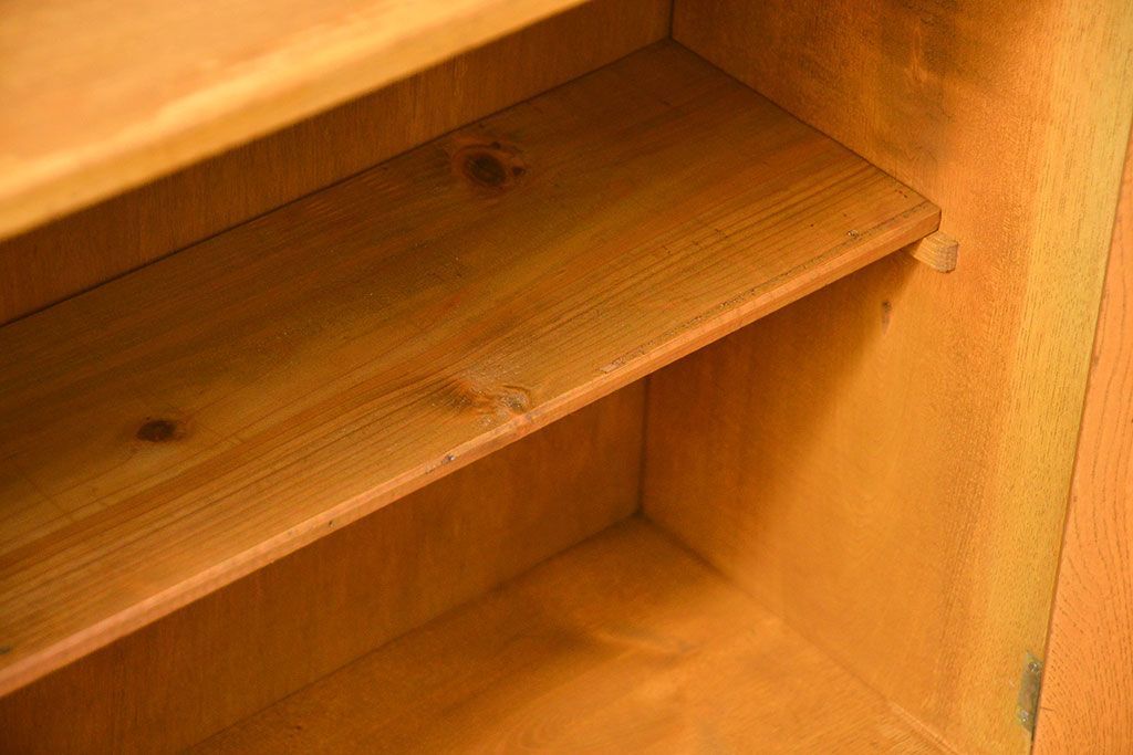 レトロ家具　アンティーク レトロなデザインの小振りな本箱(収納棚、ブックケース)