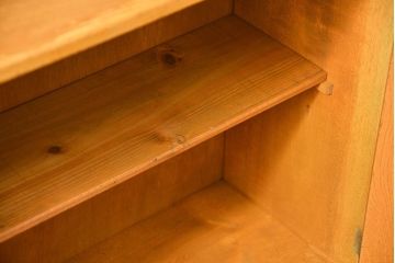 レトロ家具　アンティーク レトロなデザインの小振りな本箱(収納棚、ブックケース)