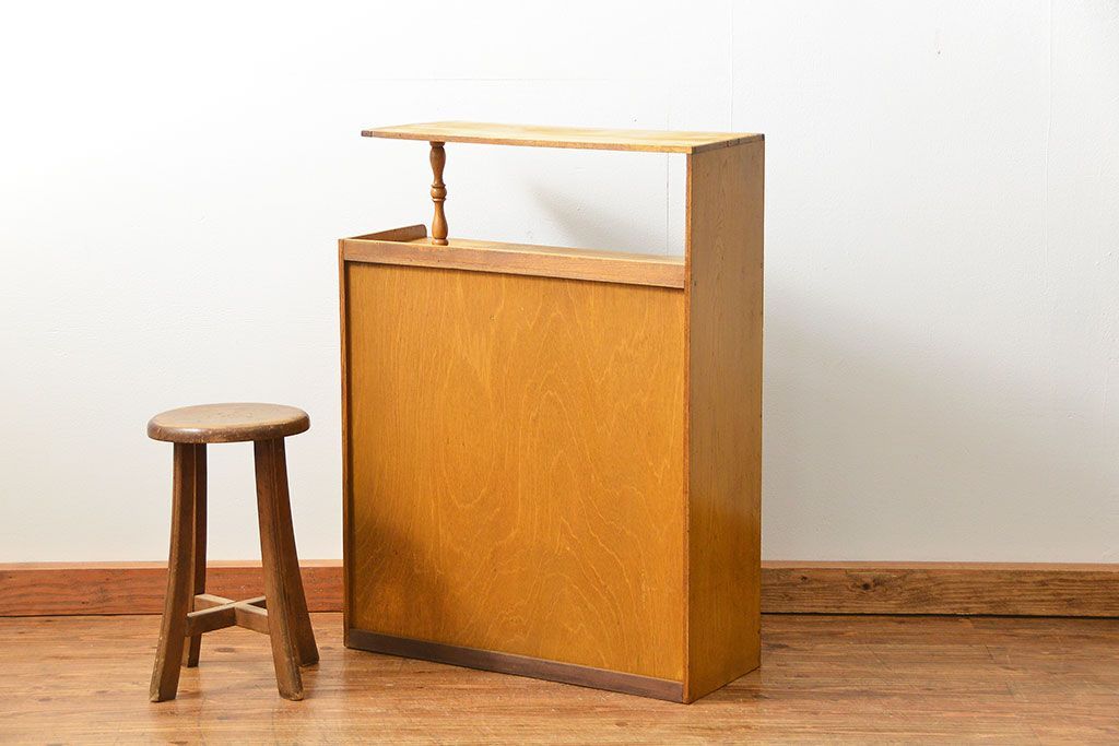 レトロ家具　アンティーク レトロなデザインの小振りな本箱(収納棚、ブックケース)