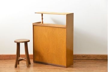 レトロ家具　アンティーク レトロなデザインの小振りな本箱(収納棚、ブックケース)