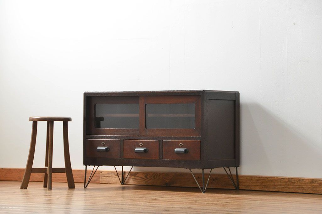 レトロ家具　昭和レトロ 鉄脚付きテレビボード(ローボード、TVボード)