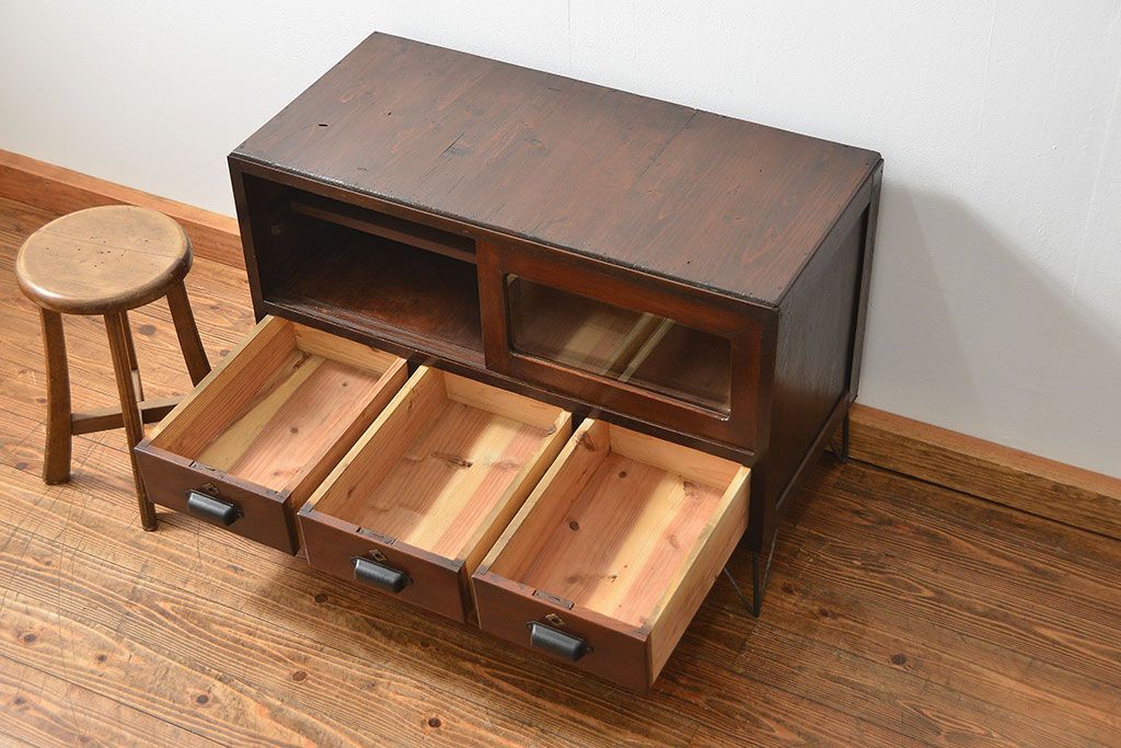 レトロ家具　昭和レトロ 鉄脚付きテレビボード(ローボード、TVボード)