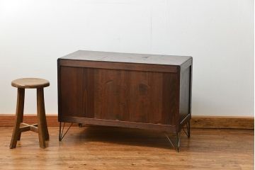 レトロ家具　昭和レトロ 鉄脚付きテレビボード(ローボード、TVボード)