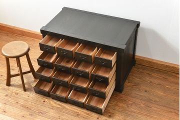 アンティーク家具　古民具・骨董 使い込まれた16杯引き出しの道具箪笥(ローボード、薬箪笥、百味箪笥)