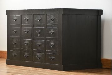 アンティーク家具　古民具・骨董 使い込まれた16杯引き出しの道具箪笥(ローボード、薬箪笥、百味箪笥)