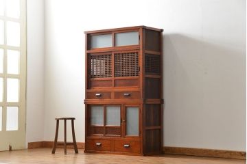 アンティーク家具　古民具・骨董 格子引き戸二段重ね茶箪笥(水屋箪笥、収納棚)