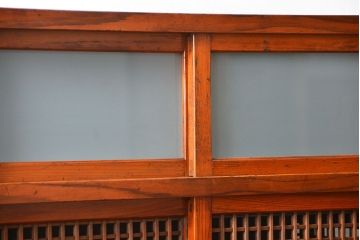 アンティーク家具　古民具・骨董 格子引き戸二段重ね茶箪笥(水屋箪笥、収納棚)