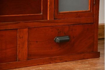 アンティーク家具　古民具・骨董 格子引き戸二段重ね茶箪笥(水屋箪笥、収納棚)
