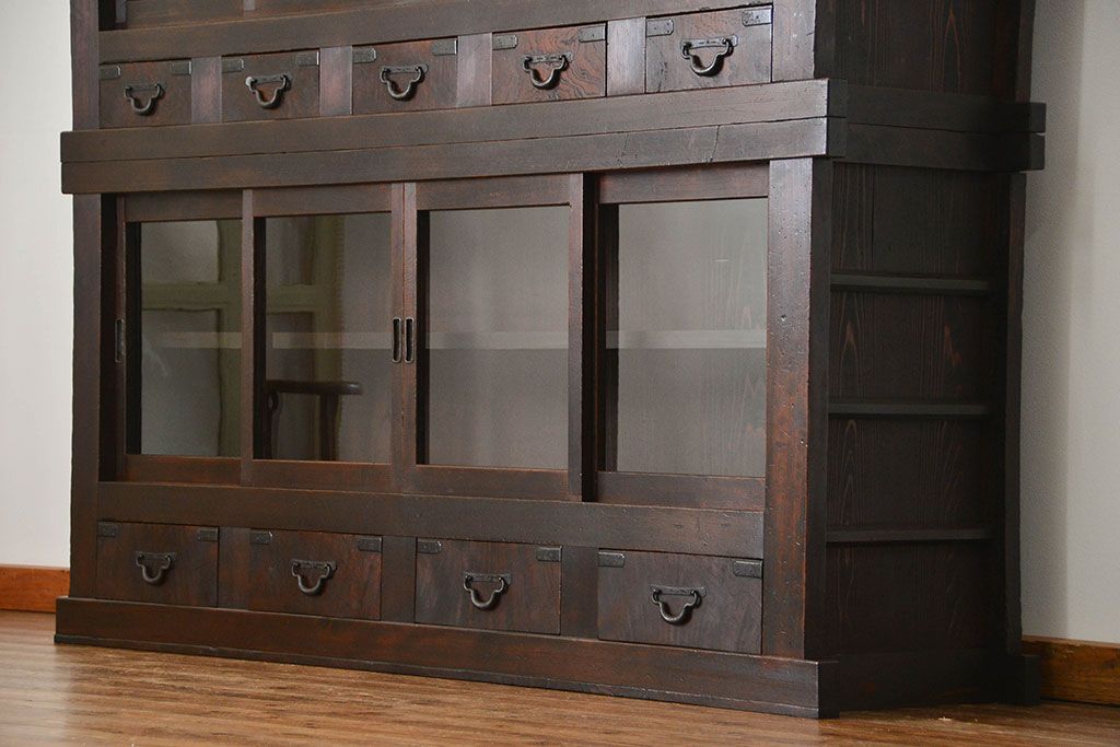 アンティーク家具　古民具・骨董 希少なデザインの関西収納箪笥(水屋箪笥、食器棚、収納棚)