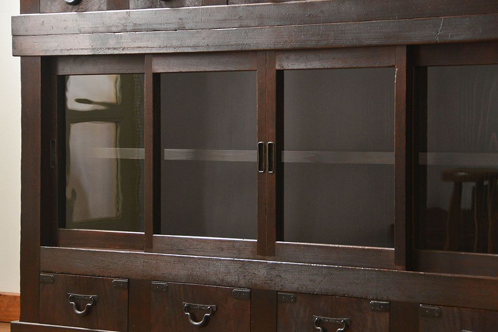 アンティーク家具　古民具・骨董 希少なデザインの関西収納箪笥(水屋箪笥、食器棚、収納棚)
