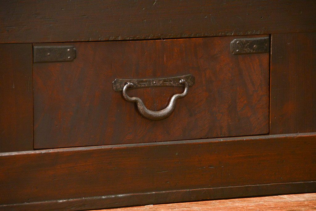 アンティーク家具　古民具・骨董 希少なデザインの関西収納箪笥(水屋箪笥、食器棚、収納棚)