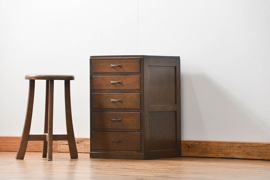 レトロ家具　アンティーク レトロなデザインの五段小引き出し