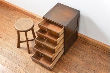 レトロ家具　アンティーク レトロなデザインの五段小引き出し