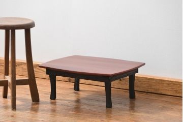 レトロ家具　古い木のレトロな朱塗り小さなちゃぶ台(テーブル、机)