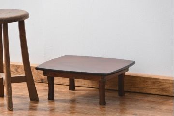 アンティーク家具　アンティーク 古い栓材の小さな変わり型ちゃぶ台(テーブル、机)