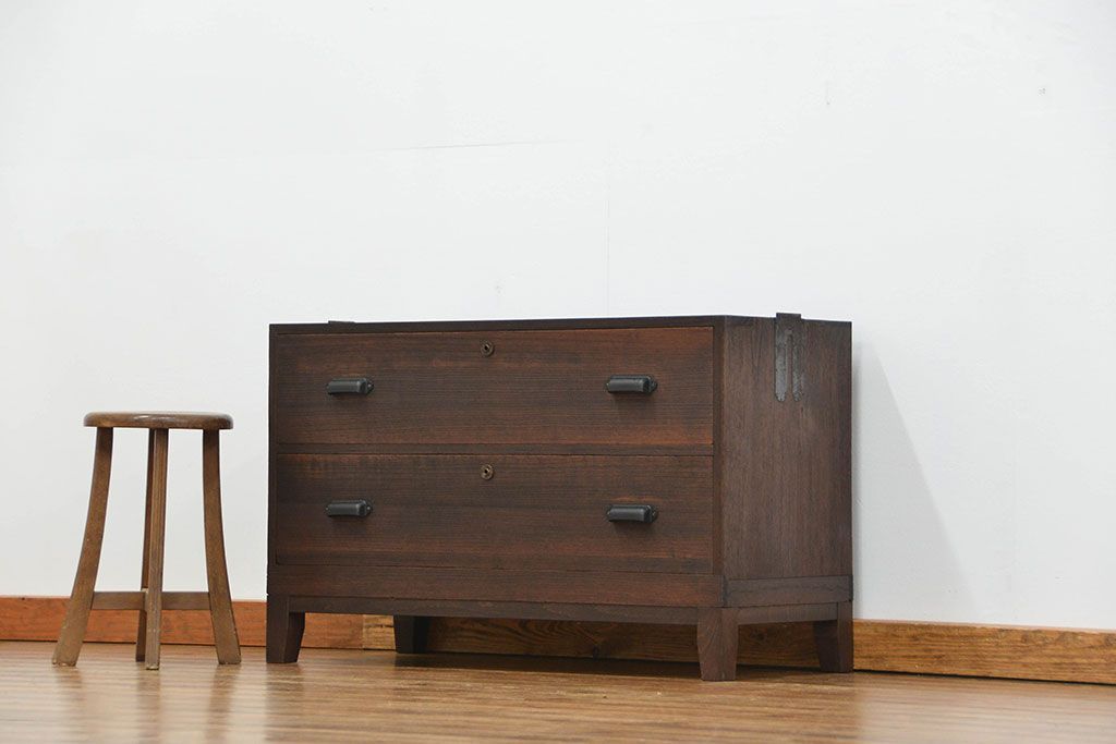 アンティーク家具　アンティーク 古い木のシンプルな脚付きローチェスト(1)(ローボード)