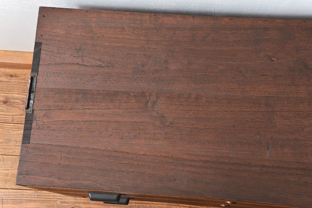 アンティーク家具　アンティーク 古い木のシンプルな脚付きローチェスト(1)(ローボード)