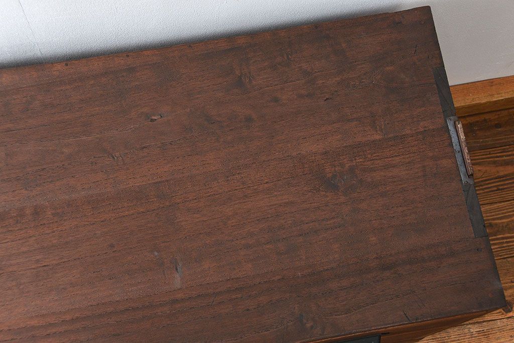 アンティーク家具　アンティーク 古い木のシンプルな脚付きローチェスト(1)(ローボード)