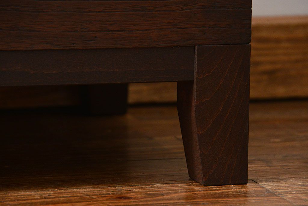 アンティーク家具　アンティーク 古い木のシンプルな脚付きローチェスト(1)(ローボード)