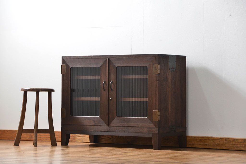 アンティーク家具　アンティーク 古い木の脚付きモールガラス収納棚(ローボード、飾り棚)