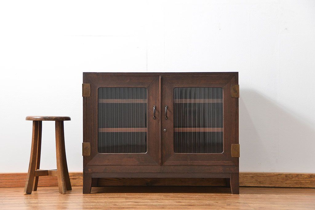 アンティーク家具　アンティーク 古い木の脚付きモールガラス収納棚(ローボード、飾り棚)