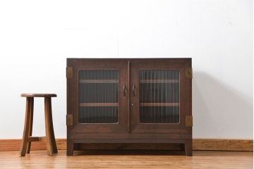 アンティーク家具　アンティーク 古い木の脚付きモールガラス収納棚(ローボード、飾り棚)