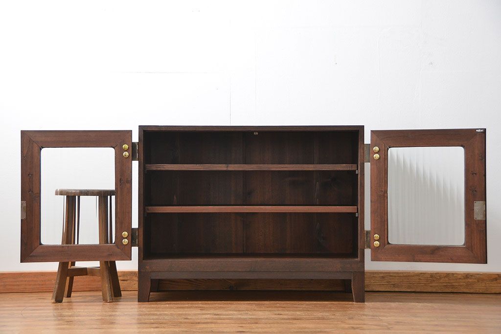 アンティーク家具　アンティーク 古い木の脚付きモールガラス収納棚(ローボード、飾り棚)