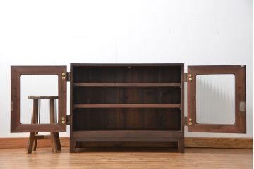 アンティーク家具　アンティーク 古い木の脚付きモールガラス収納棚(ローボード、飾り棚)