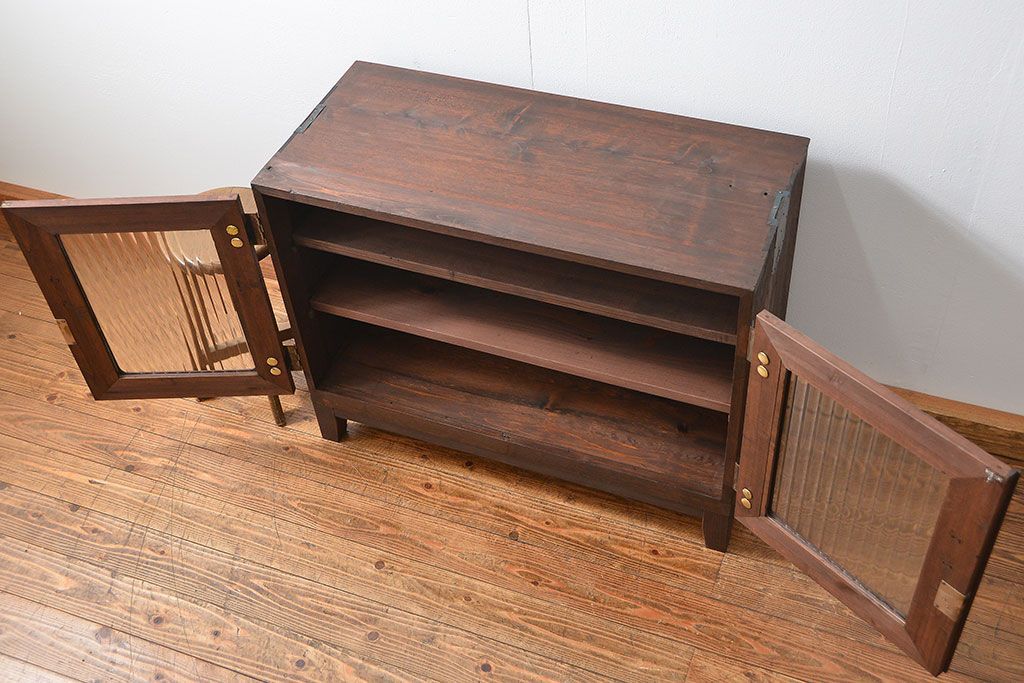 アンティーク家具　アンティーク 古い木の脚付きモールガラス収納棚(ローボード、飾り棚)