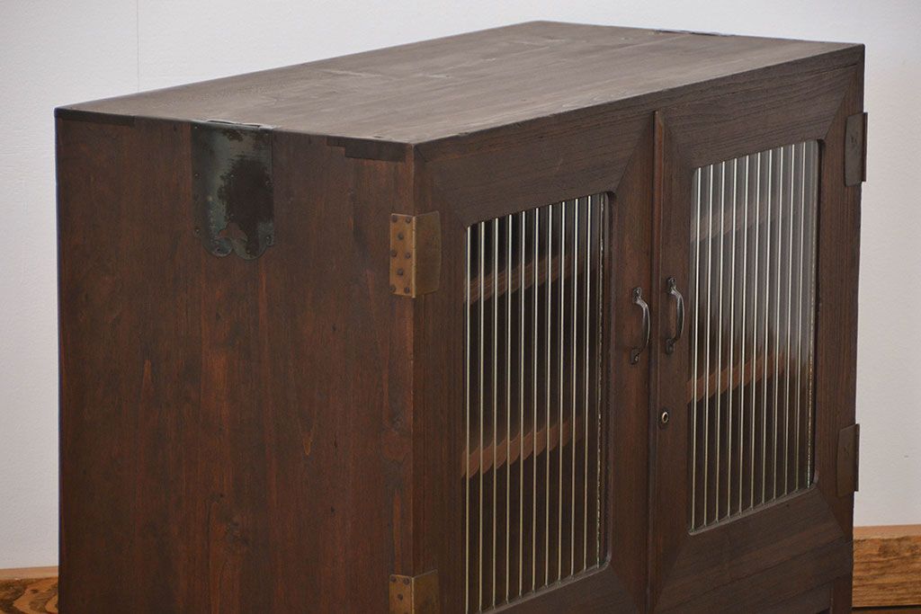 アンティーク家具　アンティーク 古い木の脚付きモールガラス収納棚(ローボード、飾り棚)