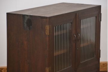 アンティーク家具　アンティーク 古い木の脚付きモールガラス収納棚(ローボード、飾り棚)