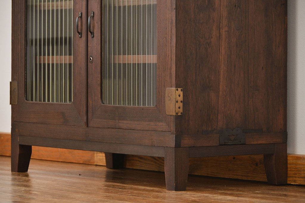 アンティーク家具　アンティーク 古い木の脚付きモールガラス収納棚(ローボード、飾り棚)