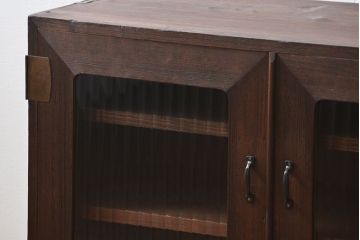 アンティーク家具　アンティーク 古い木の脚付きモールガラス収納棚(ローボード、飾り棚)