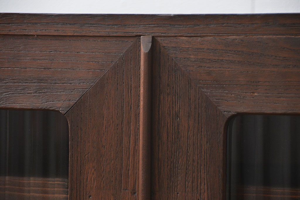 アンティーク家具　アンティーク 古い木の脚付きモールガラス収納棚(ローボード、飾り棚)