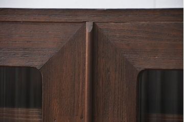 アンティーク家具　アンティーク 古い木の脚付きモールガラス収納棚(ローボード、飾り棚)