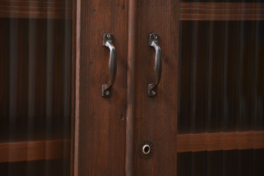 アンティーク家具　アンティーク 古い木の脚付きモールガラス収納棚(ローボード、飾り棚)