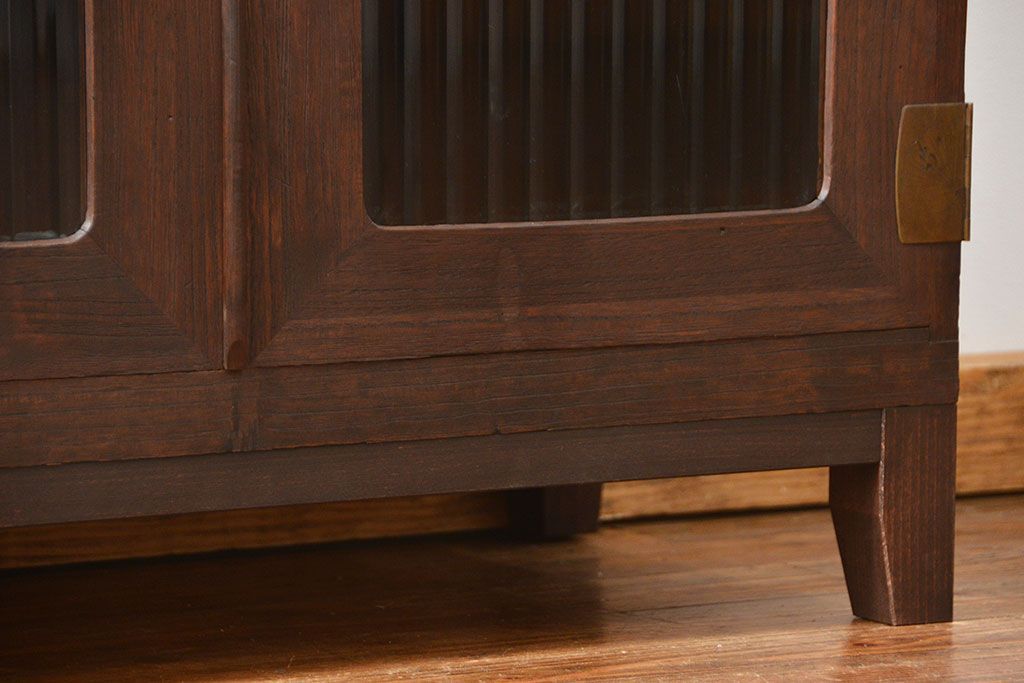 アンティーク家具　アンティーク 古い木の脚付きモールガラス収納棚(ローボード、飾り棚)