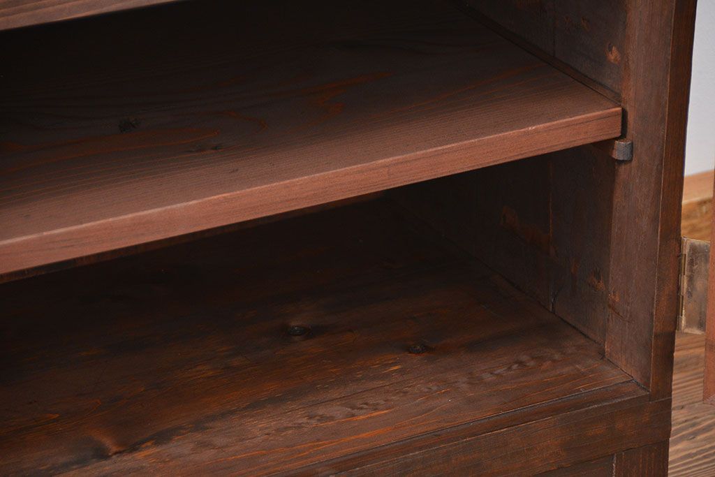 アンティーク家具　アンティーク 古い木の脚付きモールガラス収納棚(ローボード、飾り棚)