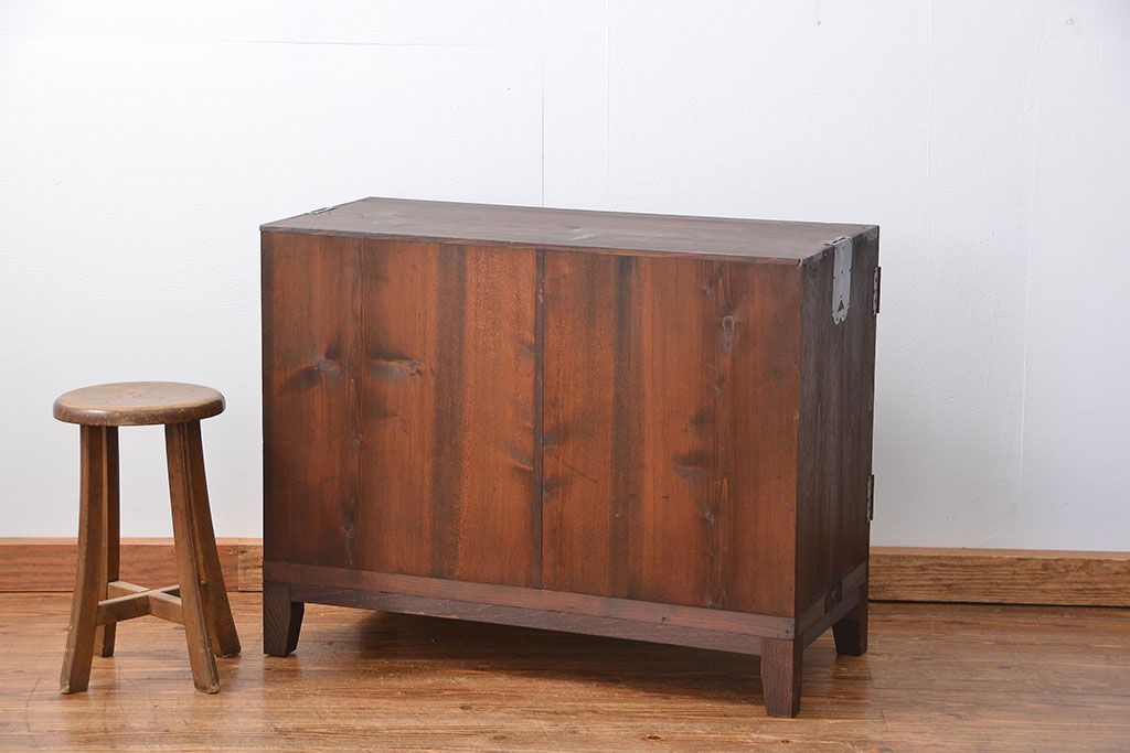 アンティーク家具　アンティーク 古い木の脚付きモールガラス収納棚(ローボード、飾り棚)