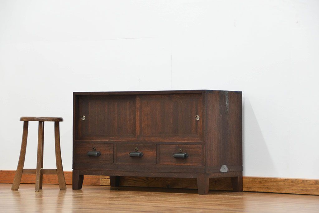 レトロ家具　昭和レトロ 古い木のシンプルな脚付きローボード(収納棚)