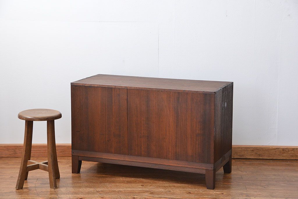 レトロ家具　昭和レトロ 古い木のシンプルな脚付きローボード(収納棚)