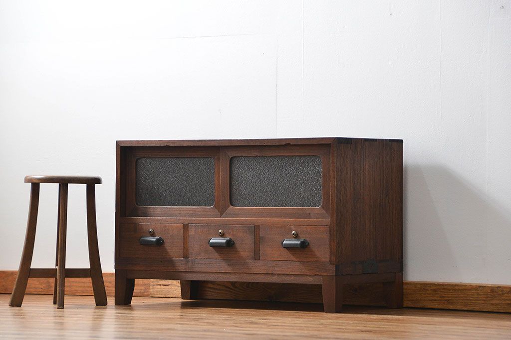 レトロ家具　昭和レトロ 古い木のアンティークダイヤガラス脚付きローボード(収納棚、TVボード)