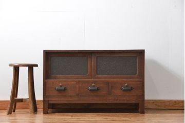 レトロ家具　昭和レトロ 古い木のアンティークダイヤガラス脚付きローボード(収納棚、TVボード)
